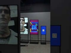 Display de 43 polegadas de alta luminosidade voltado para a janela