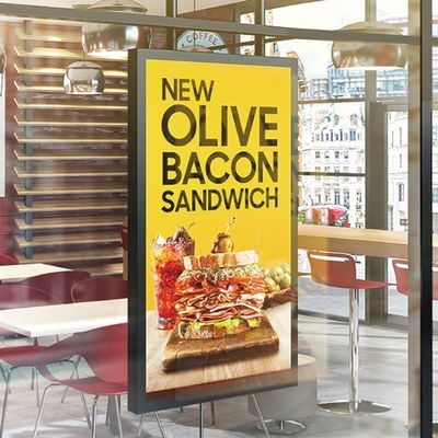 A exposição da janela do Lcd de 32 polegadas que anuncia restaurantes do fast food escolhe tomado partido