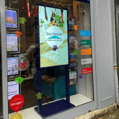 A janela de painel LCD tomada partido dobro de 49 polegadas indica o anúncio de monitor de duas faces